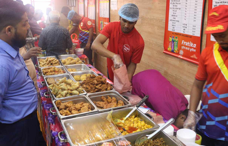 রাজধানীর গুলশানে বসেছে বাহারি ইফতারের পশরা। ছবি: মাহবুব আলম