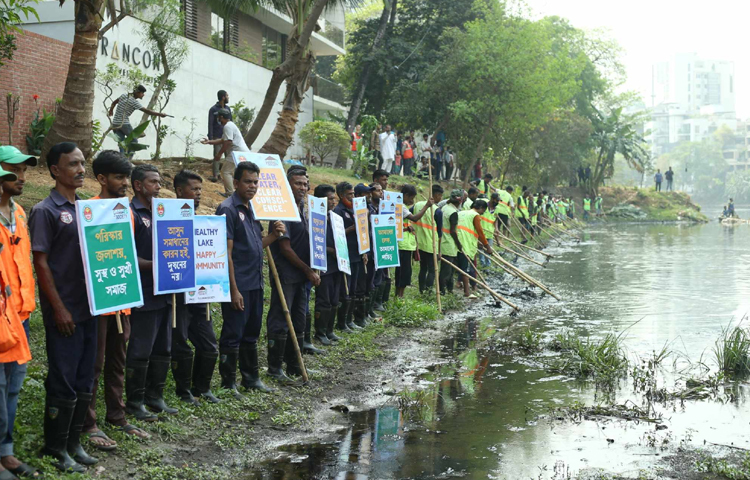 ১৬ মার্চ সকালে ঢাকা উত্তর সিটি করপোরেশন ও গুলশান সোসাইটির যৌথ উদ্যোগে গুলশান লেক পরিচ্ছন্নতা কার্যক্রমের উদ্বোধন করা হয়। ছবি: মাহবুব আলম