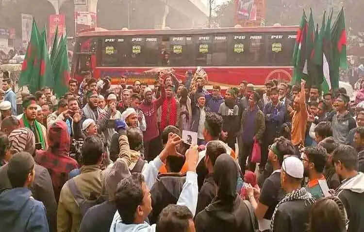 শহীদ শরিফ ওসমান হাদির হত্যাকারীদের গ্রেফতারের দাবিতে ইনকিলাব মঞ্চ ঘোষিত ‘মার্চ ফর ইনসাফ’ কর্মসূচি শুরু হয়েছে। দুপুর ১টার দিকে রাজধানীর শাহবাগ মোড়ে নেতাকর্মীরা জড়ো হওয়ার মধ্য দিয়ে এই কর্মসূচি শুরু হয়।