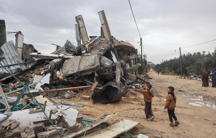 ধ্বংসস্তূপের মধ্যেই ঘোরাফেরা করছে শিশুরা। ছবি: এএফপি