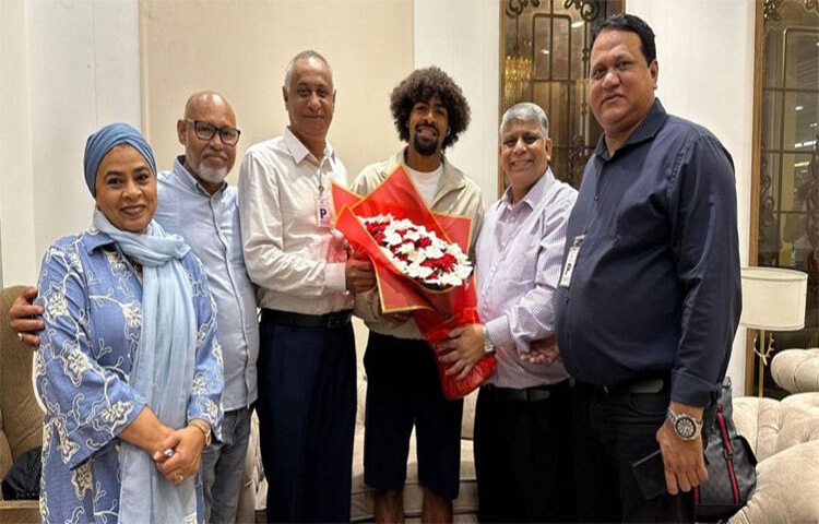 বাংলাদেশের জার্সি গায়ে প্রথমবার দেশের মাটিতে খেলার জন্য ঢাকা পৌঁছালেন হামজা চৌধুরী। আজ সকাল ১০টা. ৫৫ মিনিটে ঢাকা হযরত শাহজালাল আন্তর্জাতিক বিমানবন্দরে এসে পৌঁছান তিনি। ছবি: সংগৃহীত