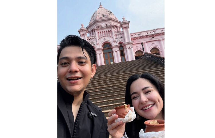 হানিয়ার এই ভিন্নরূপ ভক্তদের হৃদয় ছুঁয়ে গেছে। সামাজিক মাধ্যমে ছড়িয়ে পড়া ভিডিওতে ভক্তরা মন্তব্য করেছেন, এত বড় তারকা হয়েও তিনি কতটা সহজ-সরল!’, ‘হানিয়াকে দেখে মনে হচ্ছে তিনি আমাদেরই একজন।’