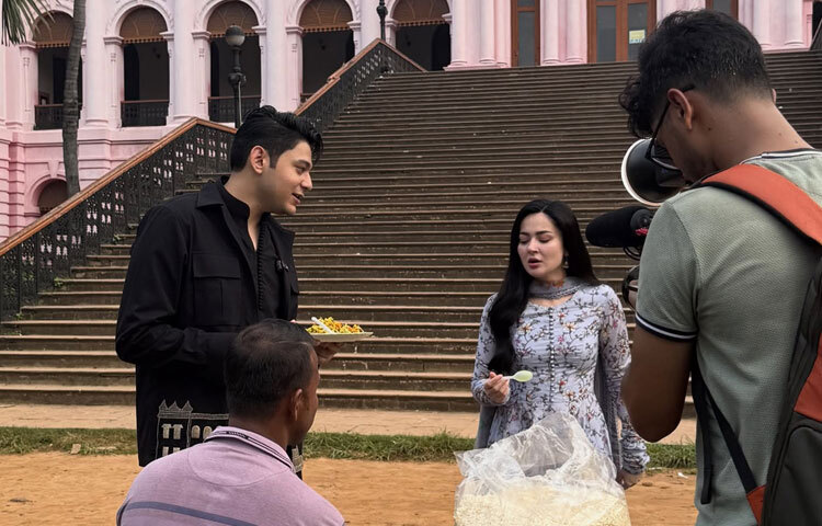 পাকিস্তানের এই জনপ্রিয় অভিনেত্রীর ঝালমুড়ি আর ফুচকা খাওয়ার সঙ্গী ছিলেন বাংলাদেশের জনপ্রিয় কনটেন্ট ক্রিয়েটর রাফসান। মুড়ি, পেঁয়াজ, কাঁচামরিচ, ধনেপাতা আর সরিষার তেলে মেশানো সেই অমোঘ ঝালমুড়ি-বাংলাদেশিদের কাছে এটি যেমন নিত্যদিনের সঙ্গী, হানিয়ার জন্য ছিল নতুন অভিজ্ঞতা। সামাজিক মাধ্যমে ছড়িয়ে পড়া ছবিতে দেখা গেছে, তিনি ঠোঁটে হাসি ঝুলিয়ে মজা করে খাচ্ছেন ঝালমুড়ি।