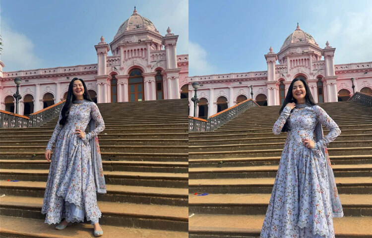 বেশিরভাগ সময়েই বিদেশি তারকাদের আমরা দেখি বিলাসবহুল রেস্তোরাঁ বা অভিজাত আয়োজনে ঘুরতে। কিন্তু হানিয়া আমিরের ব্যাপারটা ভিন্ন। তিনি যেমন সামাজিক মাধ্যমে নিজের খোলামেলা ভাবের জন্য পরিচিত, তেমনি ভ্রমণপিয়াসী মন নিয়েও দারুণ জনপ্রিয়। বাংলাদেশে এসে স্থানীয় খাবারের স্বাদ নেওয়ার ইচ্ছেটা তিনি লুকোননি।