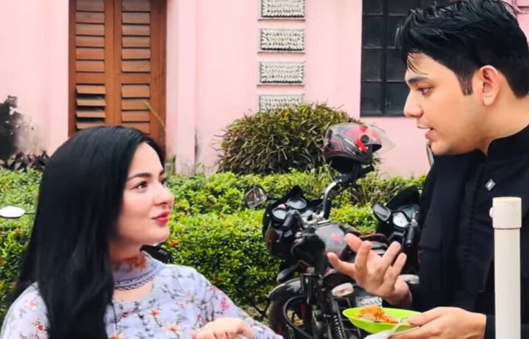 বাংলাদেশে এসে ফুচকা না খেলে ভ্রমণই যেন অসম্পূর্ণ। হানিয়াও বুঝলেন সেই ব্যাপারটা। ফুচকার মুচমুচে খোলের ভেতরে টক-মিষ্টি আলুর মিশ্রণ আর টকজল-প্রথম স্বাদ নিয়েই মুগ্ধ তিনি।