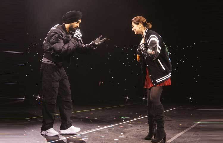 সম্প্রতি, লন্ডনের একটি কনসার্টে দিলজিৎ দোসাঞ্জের সঙ্গে দেখা যায় তাকে। হানিয়াকে দেখে দিলজিৎ তাকে মঞ্চে ডেকে নিয়ে একটি গান উৎসর্গ করেন। মুহূর্তে ভাইরাল হয়ে যায় সেই দৃশ্য। শো শেষে হানিয়া বেশ কিছু অদেখা ছবি এবং ভিডিও পোস্ট করেন।