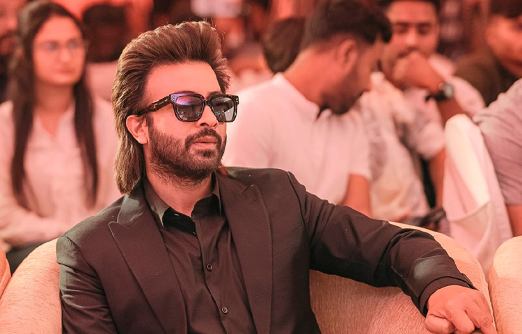 শাকিব খানের উল্লেখযোগ্য সিনেমাগুলোর মধ্যে রয়েছে- স্বপ্নের বাসর, মুখোশধারী, ও প্রিয়া তুমি কোথায়, প্রাণের মানুষ, সাহসী মানুষ চাই, জানের জান, অনন্ত ভালোবাসা, ঠেকাও মাস্তান, বস্তির রানী সুরিয়া, খুনি শিকদার, সুভা, বাঁধা, পিতার আসন, ডাক্তার বাড়ি, আমার প্রাণের স্বামী, তুই যদি আমার হইতি রে, ১ টাকার বউ, প্রিয়া আমার প্রিয়া, মাই নেম ইজ সুলতান, ডেয়ারিং লাভার, দুই পৃথিবী, আমার স্বপ্ন তুমি, সিটি টেরর প্রভৃতি। ছবি: ফেসবুক থেকে