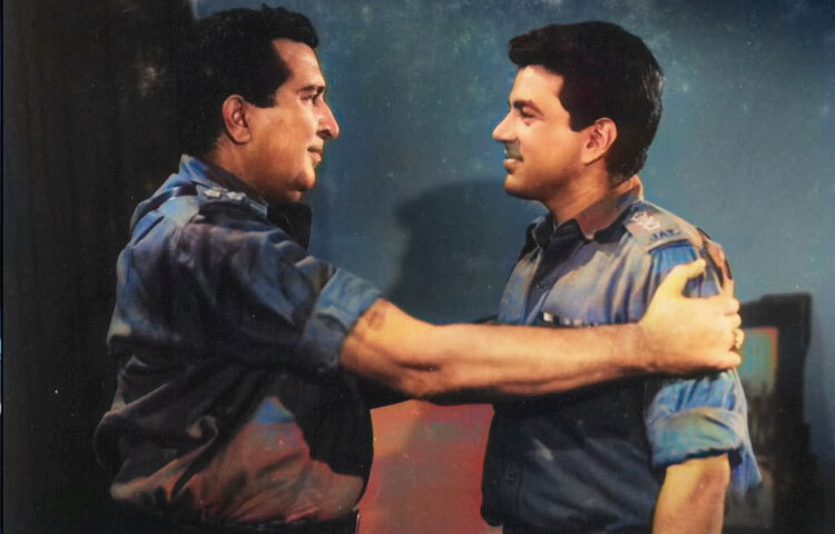 হকীকত (১৯৬৪): ভারত-চীন যুদ্ধের পটভূমিতে নির্মিত এই দেশাত্মবোধক ছবিতে ধর্মেন্দ্রর অভিনয় ছিল নিঃস্বার্থ সৈনিকের প্রতীক। এটি তার প্রথমদিকের একটি মাইলফলক সিনেমা, যা তাকে দেশের নায়ক হিসেবে জনপ্রিয়তা দেয়।