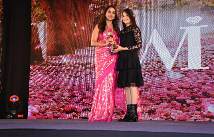 এই চরিত্রে অভিনয়ের জন্য হর্ষালি পেয়েছিলেন ‘বেস্ট চাইল্ড অ্যাক্টর’ সহ একাধিক পুরস্কার ও মনোনয়ন। এমনকি ফিল্মফেয়ার অ্যাওয়ার্ডস-এও তিনি মনোনীত হন।