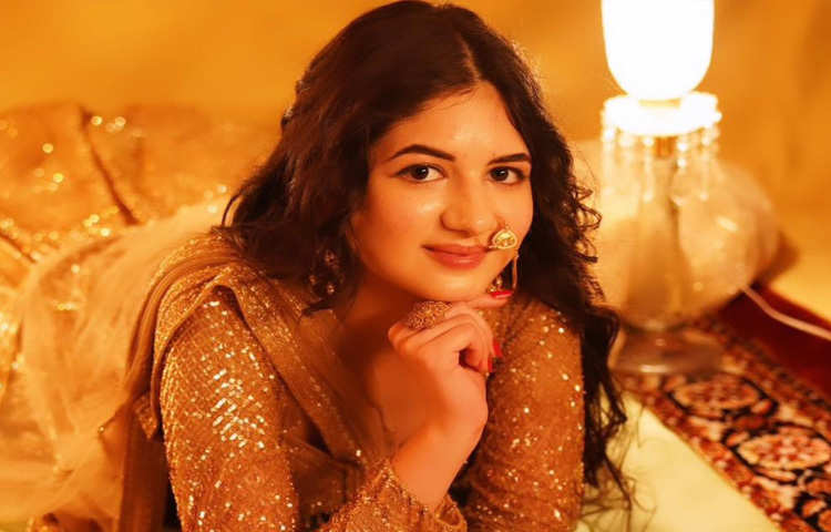 ছোট থেকেই হর্ষালি খুব চঞ্চল, মিষ্টি ও আত্মবিশ্বাসী ছিল। মুম্বাইয়ের একটি ইংলিশ মিডিয়াম স্কুলে পড়াশোনার পাশাপাশি শিশু বয়স থেকেই তার মধ্যে অভিনয়ের প্রতি এক বিশেষ টান ছিল।