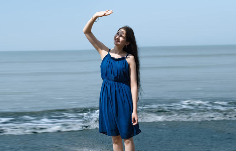 তবে সোশ্যাল মিডিয়ার মাধ্যমে তিনি তার ভক্তদের সঙ্গে নিয়মিত যোগাযোগ রাখেন। ইনস্টাগ্রামে হর্ষালির ফলোয়ার সংখ্যা লাখ ছাড়িয়েছে, যেখানে তিনি ফ্যাশন, ফটোশুট, ড্যান্স রিলস ও ব্যক্তিগত মুহূর্ত শেয়ার করেন।