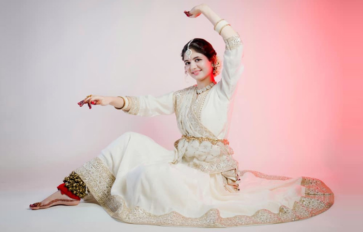 তার চোখে এখনো আছে সেই মুগ্ধতা, তবে সেই সরল শিশুর জায়গায় এসেছে এক তরুণীর দীপ্তি। হর্ষালি এখন র‌্যাম্প, ফটোশুট এবং সোশ্যাল মিডিয়া ইনফ্লুয়েন্সার হিসেবেও কাজ করছেন।