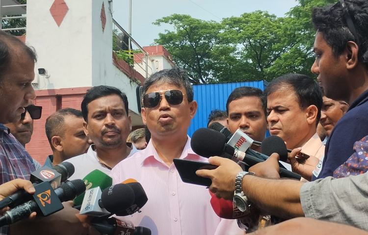 ভারতে ঝিনাইদহ-৪ আসনের সংসদ সদস্য আনোয়ারুল আজিম আনার হত্যাকাণ্ডের ঘটনায় তার মেয়ে মুমতারিন ফেরদৌস ডরিন শেরেবাংলা নগর থানায় মামলা করবেন বলে জানিয়েছেন ঢাকা মহানগর গোয়েন্দা পুলিশের (ডিবি) অতিরিক্ত কমিশনার মোহাম্মদ হারুন অর রশীদ। ছবি: তৌহিদুজ্জামান তন্ময়