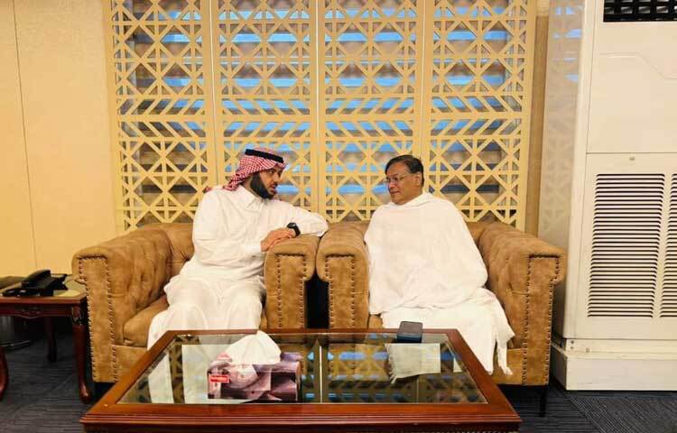 পবিত্র হজ পালনের উদ্দেশ্যে ঢাকা থেকে সৌদি আরবের পথে রওয়ানা হয়েছেন পররাষ্ট্রমন্ত্রী ও আওয়ামী লীগের যুগ্ম সাধারণ সম্পাদক ড. হাছান মাহমুদ। ছবি: ইসমাইল হোসেন রাসেল