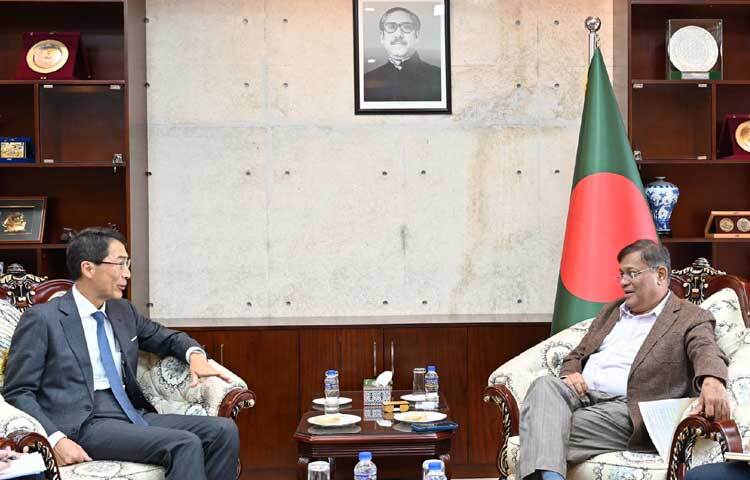 মন্ত্রণালয়ের অফিসকক্ষে পররাষ্ট্রমন্ত্রী ড. হাছান মাহমুদেন সঙ্গে সাক্ষাৎ করেন জাপানের পররাষ্ট্র বিষয়ক সিনিয়র ডেপুটি মিনিস্টার ওএনও কেইছি। ছবি: পিআইডি