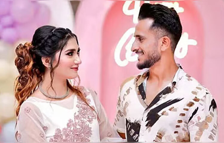 হাসান আলী: ২০১৯ সালে পাকিস্তানের পেসার হাসান আলী বিয়ে করেন ভারতীয় এয়ার হোস্টেস সামিয়া আরজু আফজালকে। দুই দেশের ভিন্ন সংস্কৃতি মিলিয়েও এ দম্পতি আজ অনুপ্রেরণার উদাহরণ।