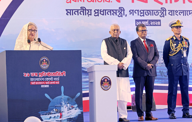 আজ সকাল সোয়া ১০টার দিকে শেরে বাংলা নগরে কোস্টগার্ড সদর দপ্তরে বাংলাদেশ কোস্টগার্ডের বিভিন্ন ভৌত অবকাঠামো ও বঙ্গবন্ধু স্যাটেলাইটের সহায়তায় বাহিনীতে সংযোজিত ভি-স্যাটনেট যোগাযোগব্যবস্থার উদ্বোধন করেন প্রধানমন্ত্রী শেখ হাসিনা। ছবি: ইয়াসিন কবির জয়