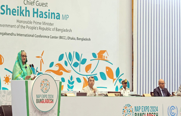 আজ বঙ্গবন্ধু আন্তর্জাতিক সম্মেলন কেন্দ্রে ৪ দিনের ন্যাশনাল এডাপটেশন প্লান (ন্যাপ) এক্সপো ২০২৪-এর উদ্বোধনী অনুষ্ঠানে বক্তব্য রাখেন প্রধানমন্ত্রী শেখ হাসিনা। ছবি: ইয়াসিন কবির জয়