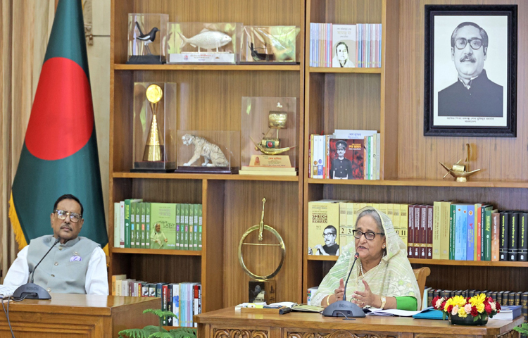 গণভবনে স্মার্ট বাংলাদেশ ২০৪১ বিনির্মাণে সড়ক ও জনপথ অধিদপ্তরের কার্যক্রমের রূপরেখা সংক্রান্ত উপস্থাপনা অবলোকন করেন প্রধানমন্ত্রী শেখ হাসিনা। ছবি: ইয়াসিন কবির জয়