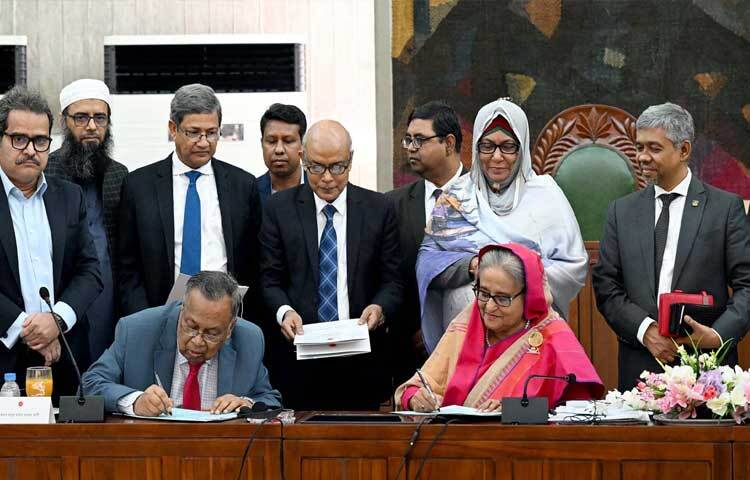 আজ দুপুরে জাতীয় সংসদ ভবনের মন্ত্রিসভা কক্ষে মন্ত্রিসভার বিশেষ বৈঠক শেষে ২০২৪-২৫ অর্থবছরের বাজেট প্রস্তাবে সই করেন প্রধানমন্ত্রী শেখ হাসিনা ও অর্থমন্ত্রী আবুল হাসান মাহমুদ আলী। ছবি: পিআইডি