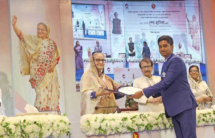 আজ ওসমানী স্মৃতি মিলনায়তনে মাধ্যমিক থেকে স্নাতক ও সমমান পর্যায়ের অসচ্ছল মেধাবী শিক্ষার্থীদের মাঝে উপবৃত্তি, ‘বঙ্গবন্ধু সৃজনশীল মেধা অন্বেষণ-২০২৪’ এর সেরা মেধাবী পুরস্কার এবং ‘বঙ্গবন্ধু শেখ মুজিব স্কলার অ্যাওয়ার্ড-২০২৩’ প্রদান করেন প্রধানমন্ত্রী শেখ হাসিনা। ছবি: ইয়াসিন কবির জয়
