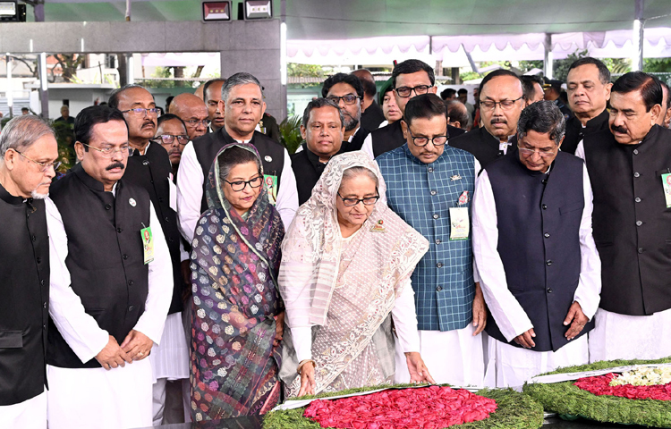 জাতির পিতা বঙ্গবন্ধু শেখ মুজিবুর রহমানের ১০৪তম জন্মবার্ষিকী উপলক্ষ্যে প্রধানমন্ত্রী শেখ হাসিনা তার ছোট বোন শেখ রেহানা ও দলীয় নেতাকর্মীদের নিয়ে বঙ্গবন্ধুর প্রতিকৃতিতে পুষ্পস্তবক অর্পণ করে শ্রদ্ধা নিবেদন করেন। ছবি: পিআইডি