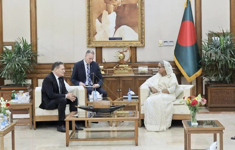 আজ সকালে গণভবনে প্রধানমন্ত্রী শেখ হাসিনার সঙ্গে সৌজন্য সাক্ষাৎ করেন রাশিয়ার রাষ্ট্রীয় পারমাণবিক শক্তি করপোরেশনের (রোসাটম) মহাপরিচালক (ডিজি) অ্যালেক্সি লিখাচেভ। ছবি: ইয়াসিন কবির জয়