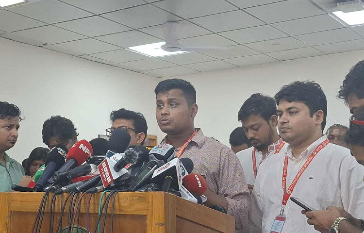 শাপলা ছাড়া বিকল্প প্রতীক পছন্দের শেষ দিনে নির্বাচন কমিশনে এসে জাতীয় নাগরিক পার্টির (এনসিপি) নেতারা বলেছেন, কোনো ধরনের চাপিয়ে দেওয়া প্রতীক তারা নেবে না। শাপলা প্রতীকের বিষয়ে অনড় অবস্থানের কথা তুলে ধরে ইসির চিঠির জবাব দিয়েছে দলটি।