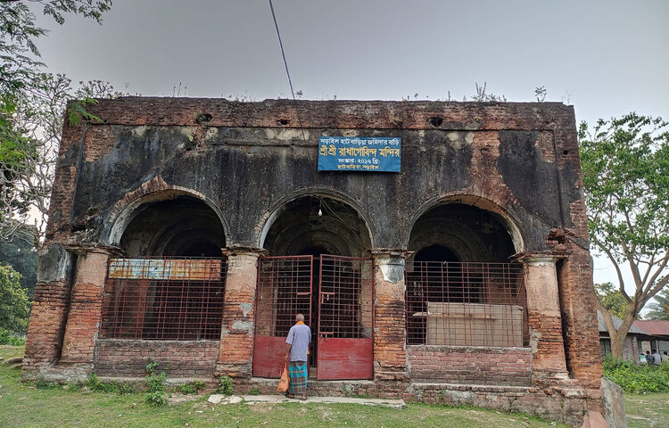 নড়াইলের সদর উপজেলার হাটবাড়িয়া এলাকায় চিত্রা নদীর তীরে অবস্থিত হাটবাড়িয়া জমিদার বাড়ি। আনুমানিক ১৯০০ শতকের প্রথমদিকে জমিদার জয় নারায়ণ রায়ের হাত ধরে এই জমিদার বাড়ির গোড়াপত্তন হয়। ছবি: বোহেমিয়ান ফয়সাল