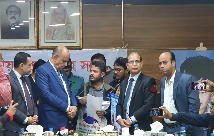 অনিবন্ধিত হাসপাতাল, ডায়াগনস্টিক সেন্টার ও ক্লিনিক বন্ধের নির্দেশ দিয়েছেন স্বাস্থ্যমন্ত্রী ডা. সামন্ত লাল সেন। ছবি: সাইদ শিপন