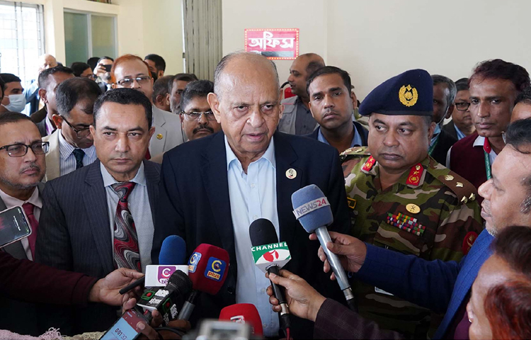 চট্টগ্রাম মেডিকেল বিশ্ববিদ্যালয়ের ভাইস চ্যান্সেলর ও চট্টগ্রাম, কক্সবাজার, রাঙ্গামাটি মেডিকেল কলেজের শিক্ষকদের সঙ্গে মতবিনিময় করেছেন স্বাস্থ্য ও পরিবার কল্যাণ মন্ত্রী ডা. সামন্ত লাল সেন। ছবি: পিআইডি