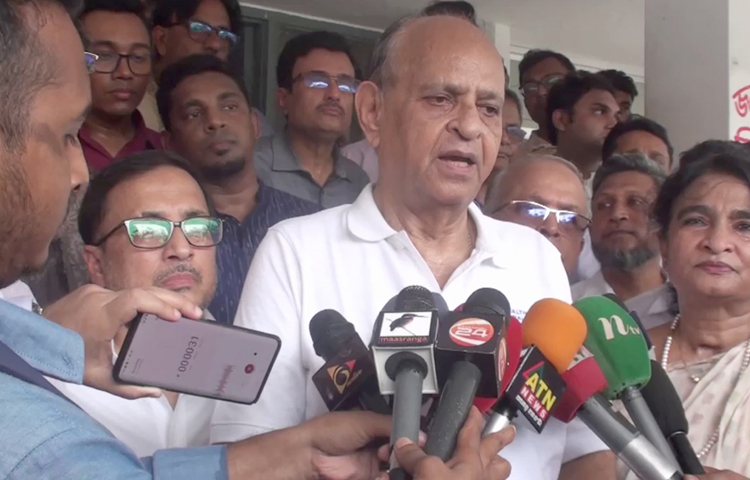 আজ গোপালগঞ্জের টুঙ্গিপাড়ায় ১০০ শয্যা বিশিষ্ট উপজেলা স্বাস্থ্য কমপ্লেক্স পরিদর্শন করেন স্বাস্থ্যমন্ত্রী ডা. সামন্ত লাল সেন। ছবি: জাগো নিউজ