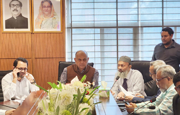 শেখ হাসিনা জাতীয় বার্ন ও প্লাস্টিক সার্জারি ইনস্টিটিউটে গাজীপুরে সিলিন্ডার বিস্ফোরণে দগ্ধ রোগীদের উন্নত চিকিৎসা সেবাদানের লক্ষ্যে অনুষ্ঠিত বোর্ড সভায় সভাপতিত্ব করেন স্বাস্থ্য ও পরিবার কল্যাণমন্ত্রী ডা. সামন্ত লাল সেন। ছবি: পিআইডি