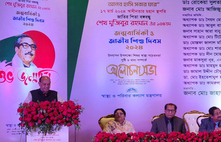 স্বাস্থ্যখাতে এখন থেকে কথা কম, কাজ বেশি হবে বলে জানিয়েছেন স্বাস্থ্যমন্ত্রী ডা. সামন্ত লাল সেন। ছবি: আবদুল্লাহ আল মিরাজ