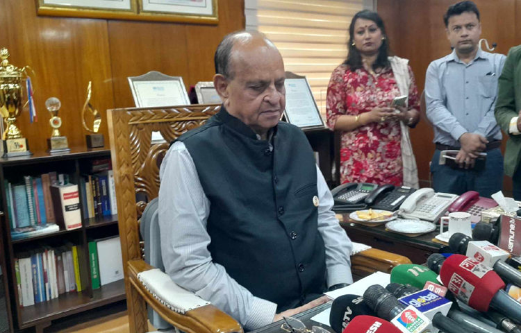 একজন চিকিৎসক দিনে কতজন রোগী দেখতে পারবেন তা সরকার বেঁধে দেবে। এ বিষয়ে বিধান রেখে স্বাস্থ্য সেবা ও সুরক্ষা আইন চূড়ান্ত করা হবে বলে জানিয়েছেন স্বাস্থ্য ও পরিবার কল্যাণমন্ত্রী সামন্ত লাল সেন। ছবি: রানা মাসুদ