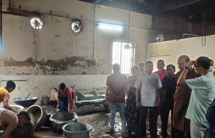 তাদের চিকিৎসা পেতে কোন প্রকারের অসুবিধা হচ্ছে কি না জানতে চান। কোন অভিযোগ থাকলে নির্ভয়ে জানাতে বলেন। ছবি: আবদুল্লাহ আল মিরাজ