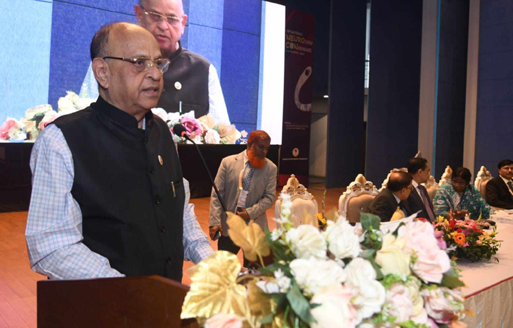 আজ সকালে রাজধানীর বঙ্গমাতা শেখ ফজিলাতুন নেছা মুজিব কনভেনশন হলে বাংলাদেশ নিউরোলজিস্ট সোসাইটি আয়োজিত সেমিনারে তরুণ চিকিৎসকদের গ্রামে ও ঢাকার বাইরে যাওয়ার অনুরোধ জানিয়েছেন স্বাস্থ্যমন্ত্রী ডা. সামন্ত লাল সেন। ছবি: আবদুল্লাহ আল মিরাজ