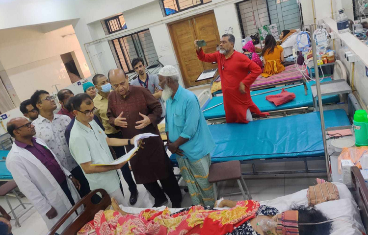 পাশাপাশি হাসপাতালে সেবা নিতে আসা ও চিকিৎসারত রোগী এবং তাদের আপনজনদের সঙ্গে কথা বলেন। ছবি: আবদুল্লাহ আল মিরাজ