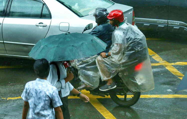 শুধু যানজট নয়, এই আকস্মিক বৃষ্টিতে ক্ষতিগ্রস্ত হয়েছে খেটে খাওয়া মানুষও।