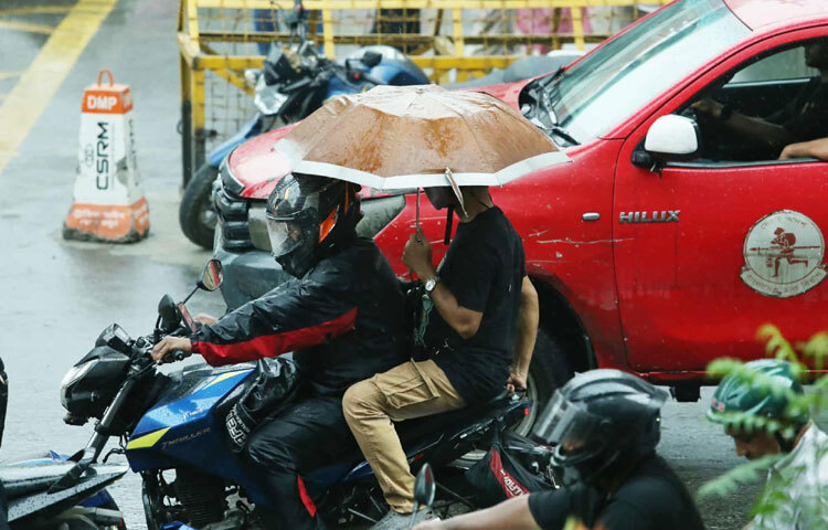 ধুলোমলিন শহরটাকে যেন নতুন করে ধুয়ে মুছে দিয়েছে প্রকৃতি।