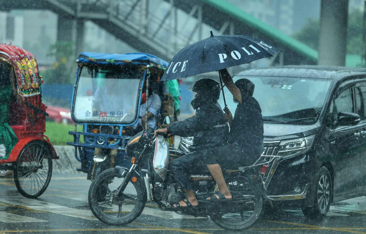 অফিসগামী কিংবা জরুরি কাজে বের হওয়া মানুষেরা পড়েছেন চরম ভোগান্তিতে।