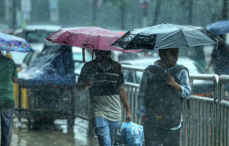 কাওরানবাজার মোড়ে দেখা গেল রিকশা, বাস আর ব্যক্তিগত গাড়ির লম্বা সারি। পানি জমে যাওয়ায় সড়কের অনেক অংশ দিয়ে চলাচল করাই দায় হয়ে দাঁড়িয়েছে।