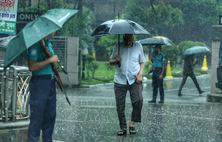 নগরবাসী মনে করিয়ে দেন, ঢাকায় প্রতি বছরই বর্ষার শুরুতে এমন দৃশ্য দেখা যায়।