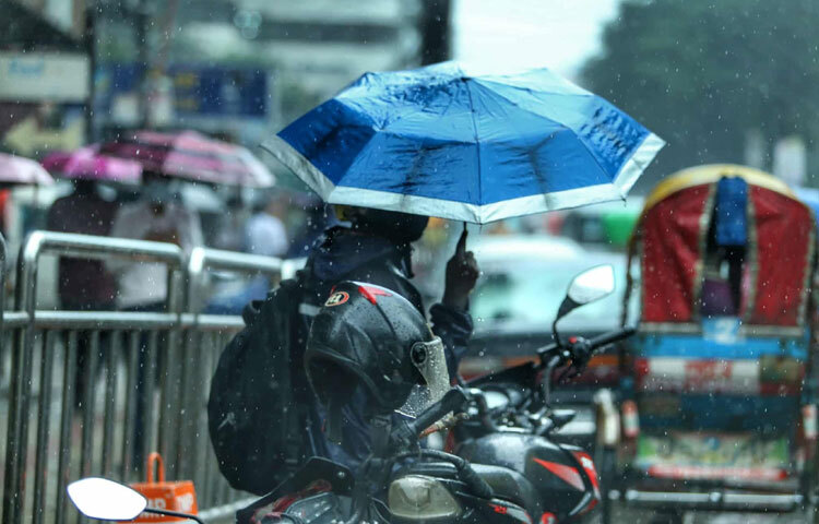 কেউ ভিজে ছাতা মাথায় হেঁটে যাচ্ছেন, কেউ আবার আশ্রয় নিয়েছেন দোকানের ছাউনিতে।