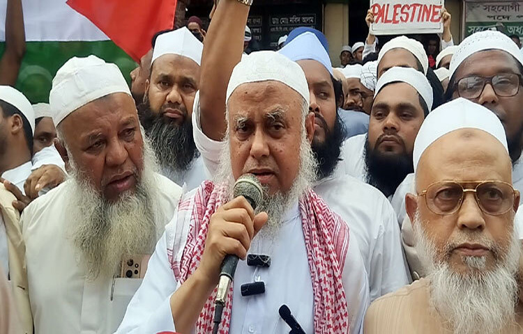 ফিলিস্তিনের গাজায় চলমান গণহত্যার ঘটনায় ইসরায়েলের বিরুদ্ধে রাষ্ট্রীয়ভাবে নিন্দা জানাতে বাংলাদেশের অন্তবর্তীকালীন সরকারের প্রতি আহ্বান জানিয়েছেন হেফাজতে ইসলামের মহাসচিব শায়েখ সাজিদুর রহমান। ছবি: আবুল হাসনাত মো. রাফি