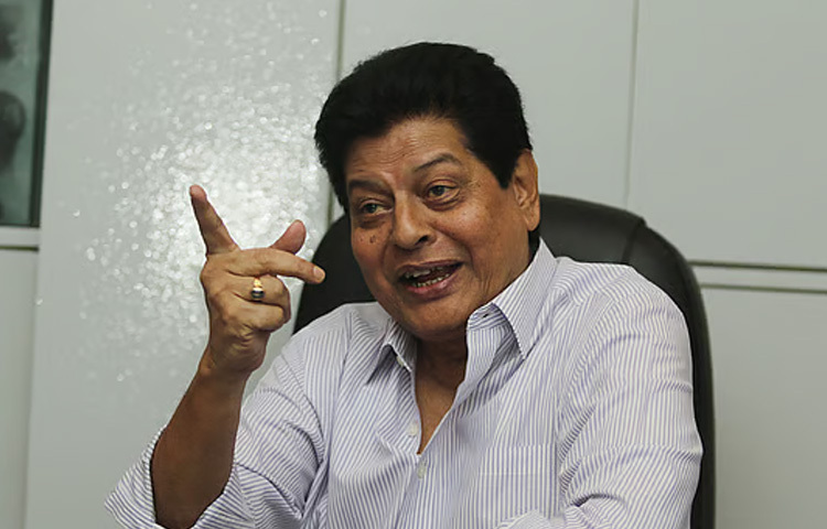 ১৯৪৮ সালের ১৮ আগস্ট মানিকগঞ্জের ঘিওরে তার জন্ম। বাবা আজগার হোসেন পাঠানের ছিল সাত সন্তানের পরিবার পাঁচ মেয়ে ও দুই ছেলে। ভাইদের মধ্যে তিনি ছিলেন সবার ছোট। শৈশবের কিছু সময় মানিকগঞ্জে কাটলেও বেড়ে ওঠা পুরান ঢাকার অলিতে-গলিতে। এখানেই গড়ে ওঠে তার মাটির কাছাকাছি থাকা ব্যক্তিত্ব, যা পর্দার চরিত্রে বারবার ফিরে এসেছে।