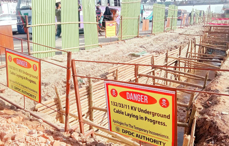 ঢাকা–চট্টগ্রাম মহাসড়ক দেশের অন্যতম ব্যস্ত সড়ক। প্রতিদিন হাজার হাজার গাড়ি চলাচল করে এই পথে। কিন্তু গত কয়েক দিন ধরে সাইনবোর্ড থেকে শনিরআখড়া পর্যন্ত অংশে রাস্তা খুঁড়ে রাখা হয়েছে মেরামত ও লাইন বদলের কাজের জন্য।