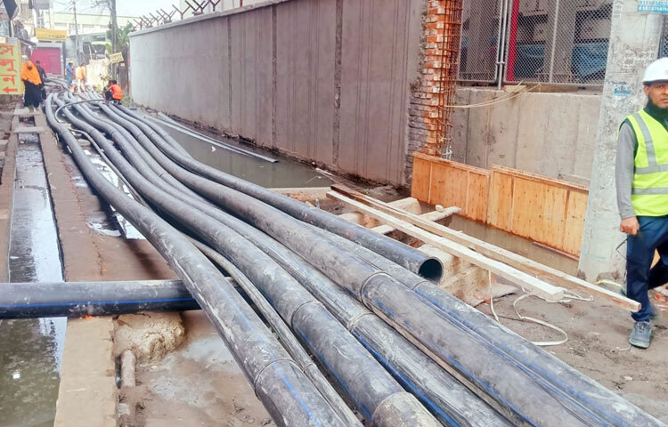 ডিপিডিসি কয়েক মাস ধরেই রাজধানীর বিভিন্ন এলাকায় ভূগর্ভস্থ বৈদ্যুতিক লাইন স্থাপনের কাজ করছে। এতে ভবিষ্যতে লাইন ট্রিপিং, ঝড়-বৃষ্টিতে বিদ্যুৎ বিভ্রাট ও ঝুঁকিপূর্ণ তারের সমস্যা কমবে বলে আশা করছে সংশ্লিষ্ট বিভাগ। মাওতাইল–শনির আখড়া অংশেও সেই প্রকল্পের বাস্তবায়ন চলছে।