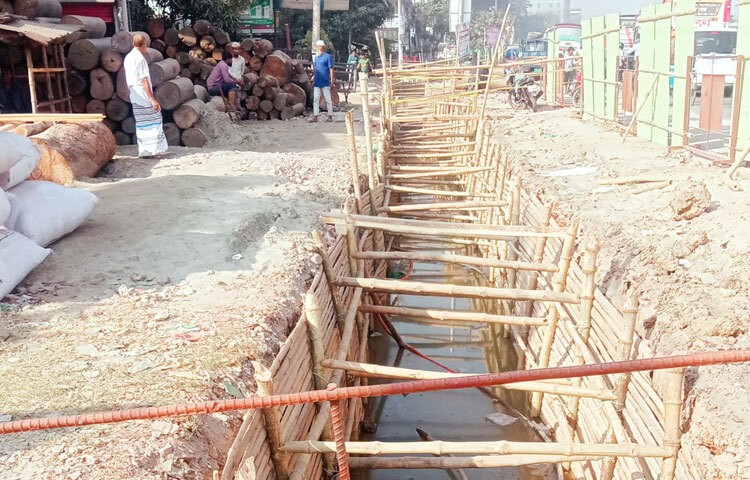 মাওতাইল এলাকায় কথা বললে অনেকে অভিযোগ করেন, রাস্তা খোঁড়ার পর কাজ ধীরগতিতে হয়। অনেক সময় দিনশেষেও গর্ত ঠিকমতো ঢেকে রাখা হয় না, ফলে বৃষ্টি হলে কাদা–পানিতে রাস্তায় তৈরি হয় নতুন সমস্যা।