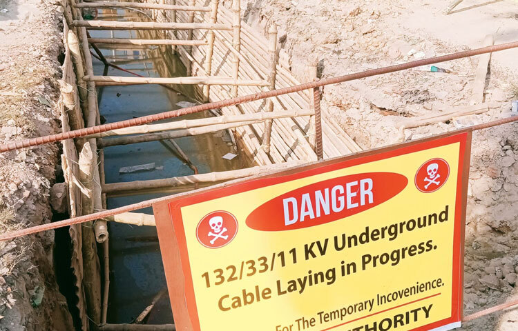 সংশ্লিষ্টরা বলছেন, ভূগর্ভস্থ লাইন স্থাপনের কাজ শেষ হলে এলাকায় বিদ্যুৎ ব্যবস্থায় আসবে স্থায়ী উন্নতি। ঝড়ের সময় তার ছিঁড়ে দুর্ঘটনার আশঙ্কা থাকবে না। পাশাপাশি দীর্ঘমেয়াদে রাস্তার ওপরে তারের জটিলতা কমে যাবে। যদিও এখন পরিস্থিতি কষ্টের, তবে কাজটি সম্পন্ন হলে পুরো এলাকার জন্য এটি হবে নিরাপদ ও টেকসই বিদ্যুৎ ব্যবস্থার দিকে বড় পদক্ষেপ।